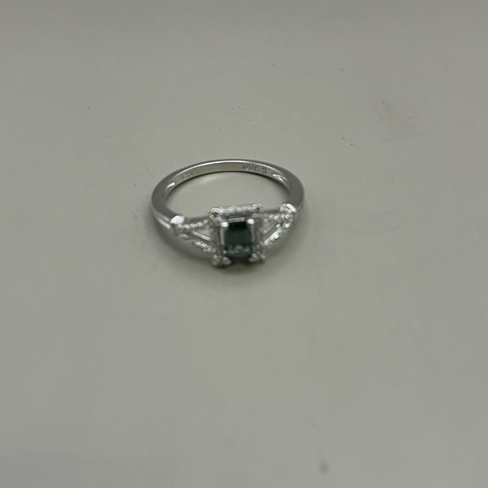 Sophisticated Green Emerald and Sterling Silver Ring with Emerald-Cut Gemstone - Picture 7 of 7